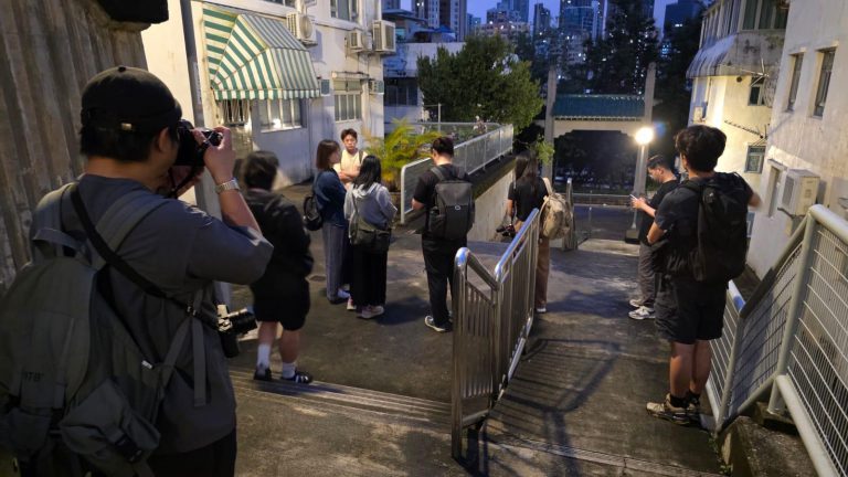 大批傳媒在譚凱邦報住住所外守候,但未見其蹤影。
