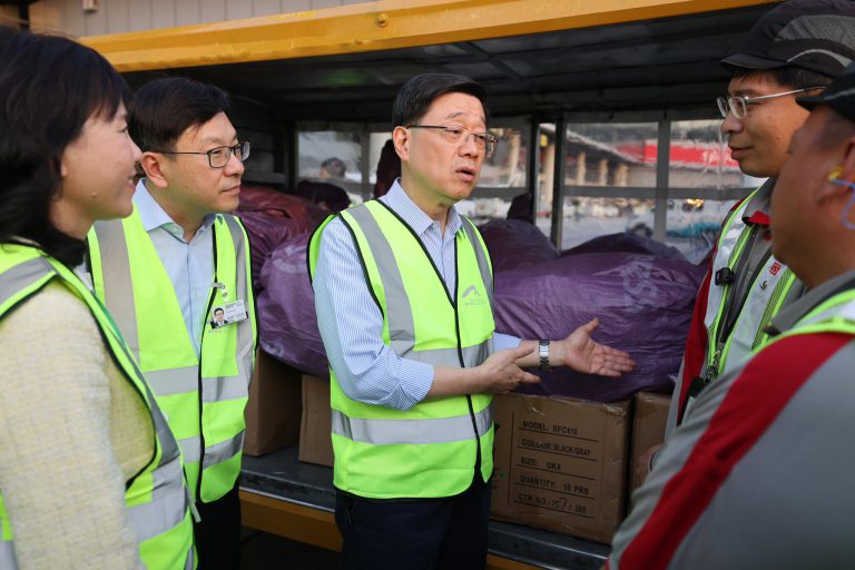 李家超讚揚機場員工以不懈努力和專業精神,讓機場持續獲評為全球最繁忙貨運機場,鞏固國際航空樞紐地位。(李家超facebook)