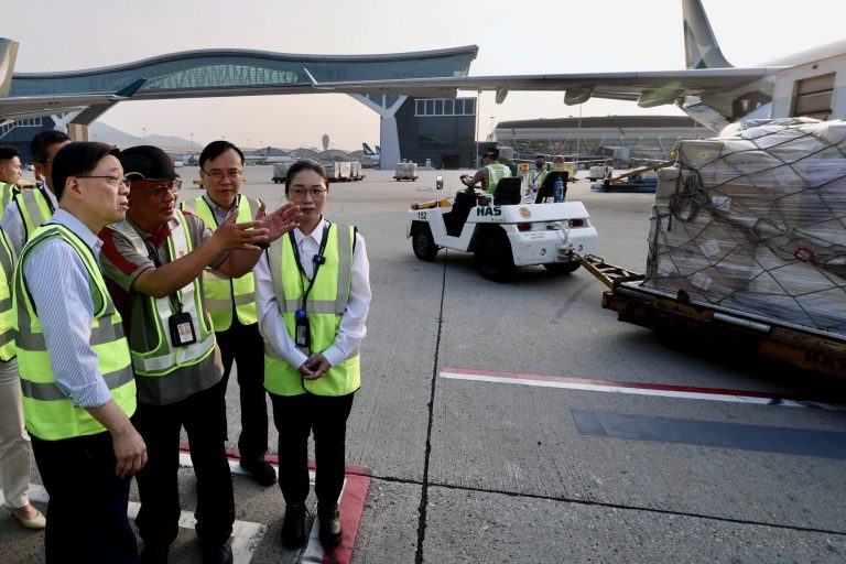 李家超在停機坪向地勤人員了解貨運流程和忙碌的日常工作,(李家超facebook)
