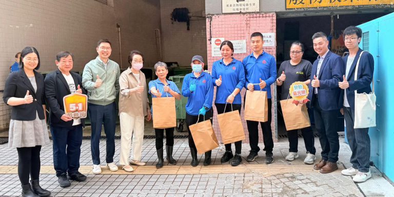 工友們穫發實用小禮物如水樽、毛巾、可再用餐具及雨傘等。(民政事務總署)