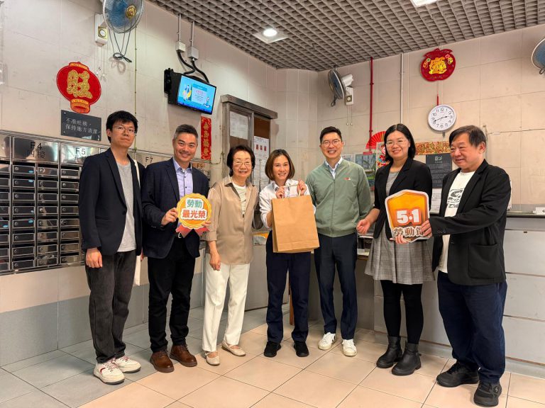 黃大仙民政專員胡鉅華(右三)與工聯會會務顧問陳婉嫻(左三)一起探訪前線工友。(民政事務總署)