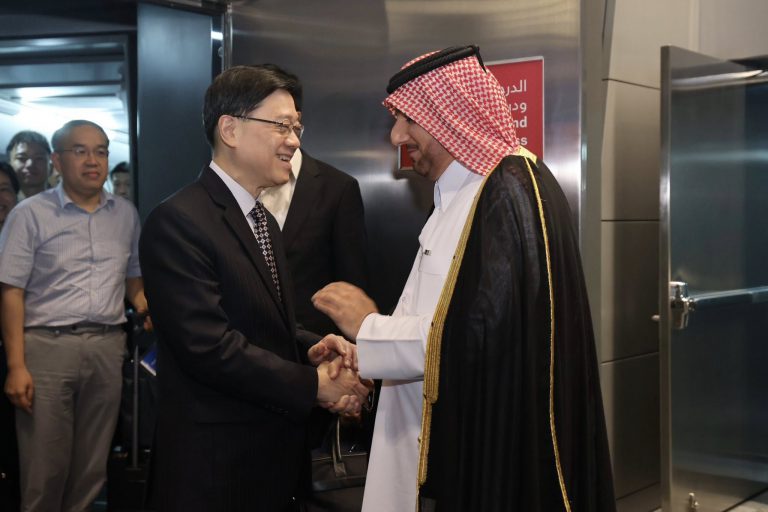 李家超率領本港與內地工高企業代表團抵達多哈,獲卡塔爾外交部禮賓司司長在機門迎接。(李家超FB圖片)