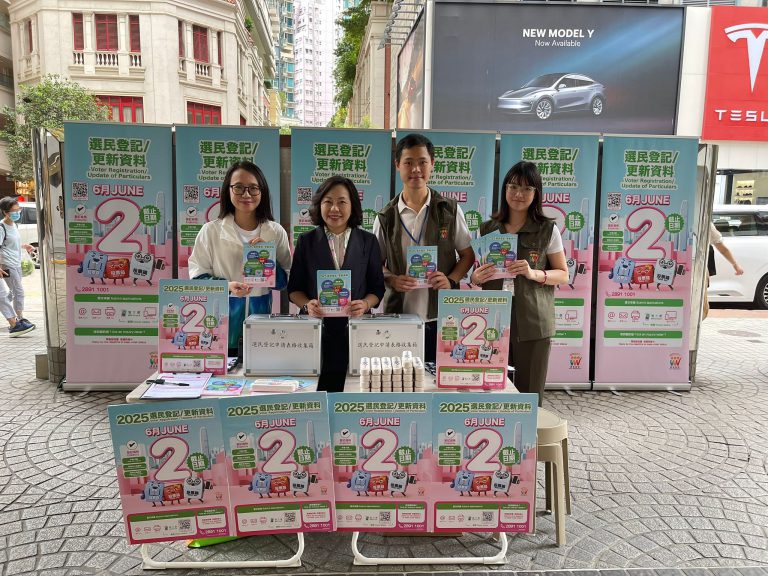 麥美娟希望大家都積極鼓勵身邊家人朋友一齊登記做選民,並且在選舉日投票。(民青局Facebook)