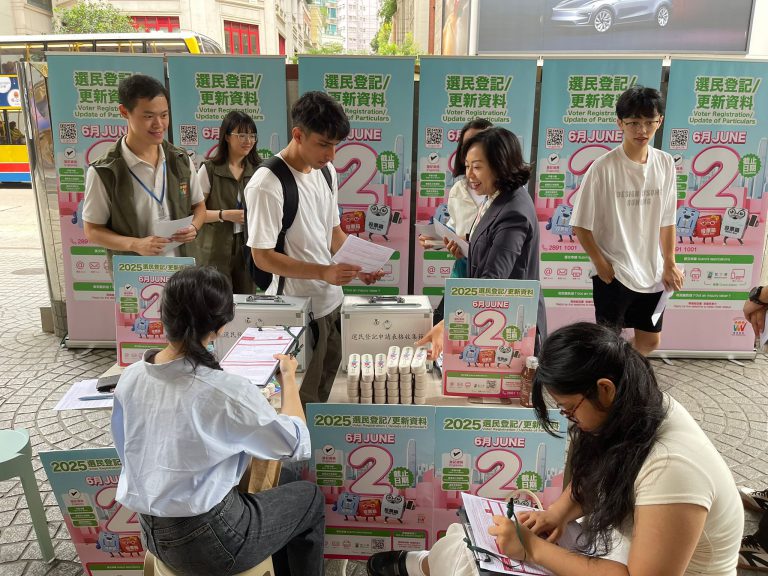 有青少年及少數族裔人士響應麥美娟的呼籲,即場填寫表格登記成為選民。(民青局Facebook)