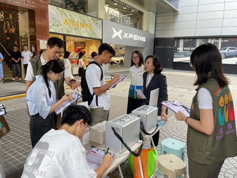 麥美娟提醒市民記得把握時間,於6月2號前完成登記或更新資料。(民青局Facebook)