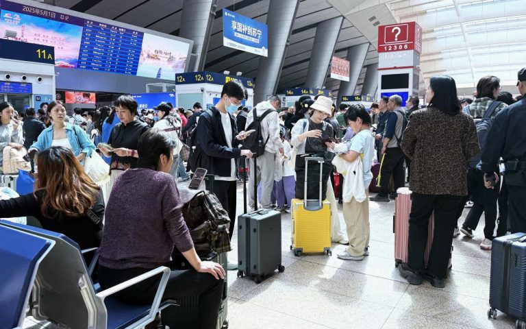 北京南站的候車大堂,有大批民眾準備乘坐高鐵跨省出遊。
