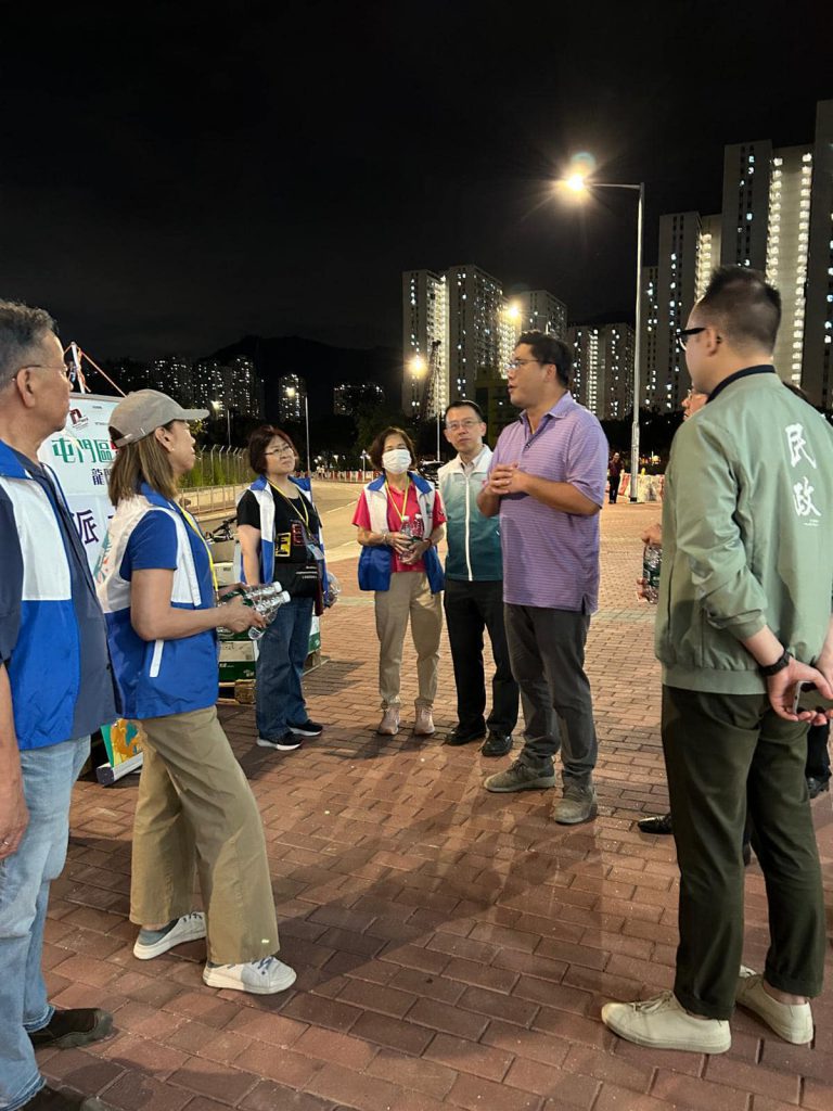 梁宏正(右二)晚上到區內檢視情況。(民政事務總署FB)