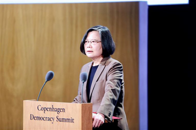 蔡英文在「哥本哈根民主高峰會」演講時提及,台灣的存在有助於牽制大陸的野心。(蔡英文Facebook)