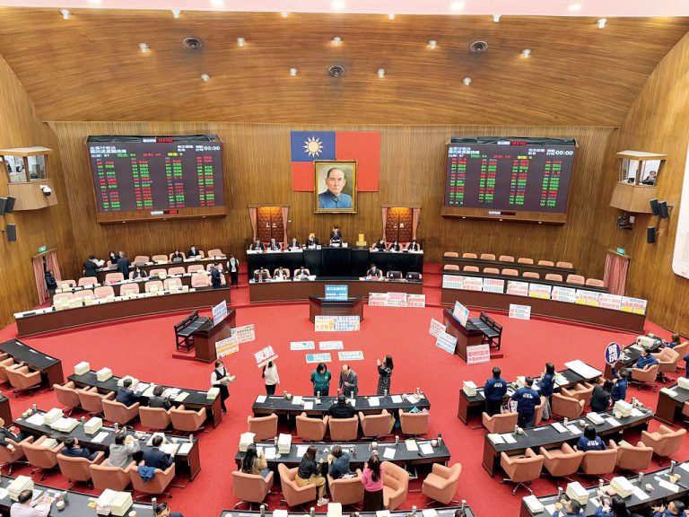 民進黨率先發起罷免立 委,意圖搶奪「立法院」 控制權