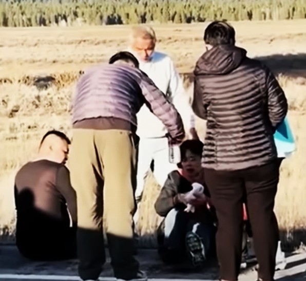 有傷者由其他遊客攙扶,坐在路邊等待救援。
