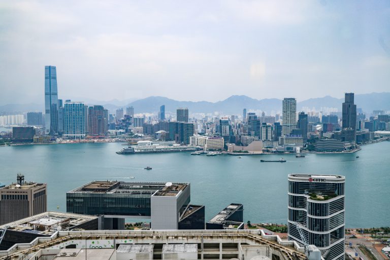金管局紐約時段入市再注資605億港元。(中通社)