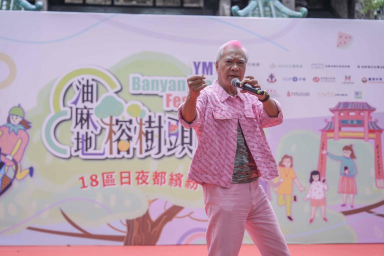李龍基獻唱。