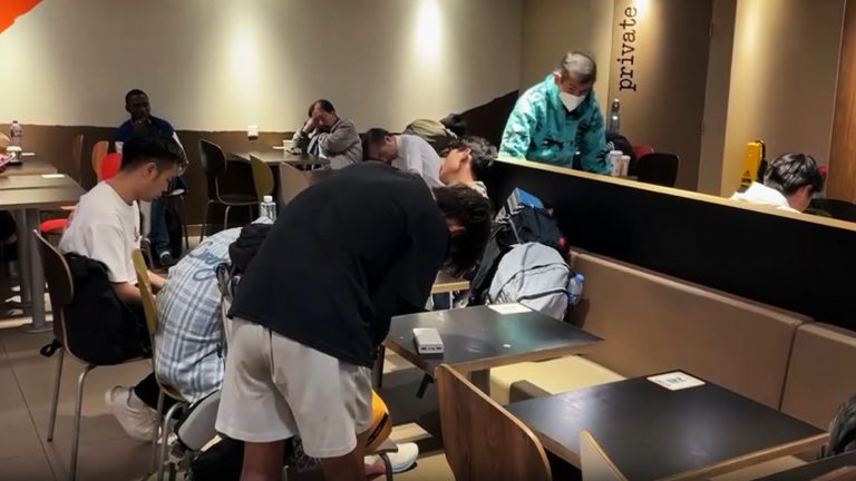 旺角一間24小時開放的連鎖快餐店,不少內地年輕旅客帶同行李借宿一宵。