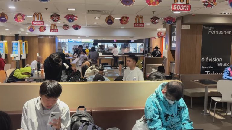 深宵時分的24小時營業快餐店,可以見到不少內地年青旅客的蹤影。