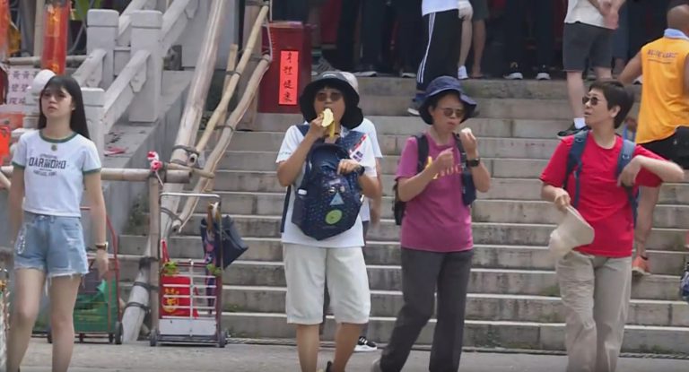 有內地遊客趁五一假期前往長洲感受太平清醮和搶包山的氣氛。