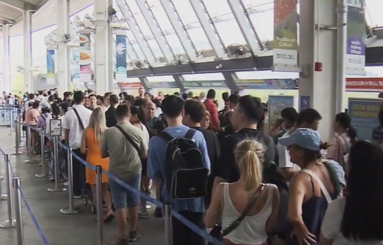 東涌昂坪360纜車站,今日有大批旅客排隊等候乘纜車上昂坪市集,有職員協助分流。