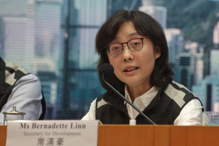 甯漢豪表示,政府會爭取在精進離場後兩個月內,安排新承建商進場,務求將真空期縮至最短,讓地盤分判商及工人獲最大保障。(中通社)