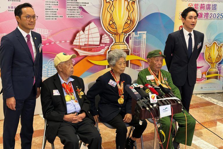 3名抗戰老兵(前排坐位由左至右:羅競輝、林珍、梁平)接受傳媒訪問。