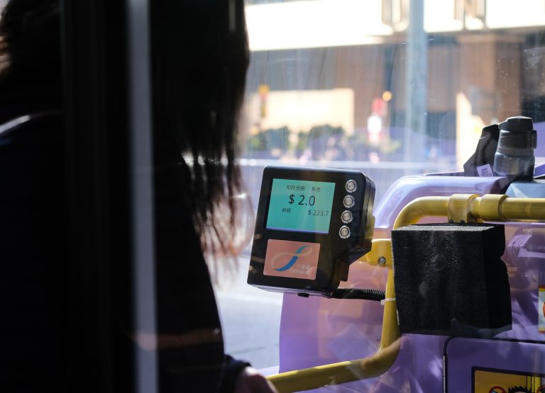 二元乘車優惠,實行實名制違規個案大跌9成。(中新社資料圖)