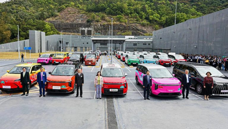 政府去年發出5個的士車隊牌照,現時有兩隊車隊正試行。(政府新聞處圖片)