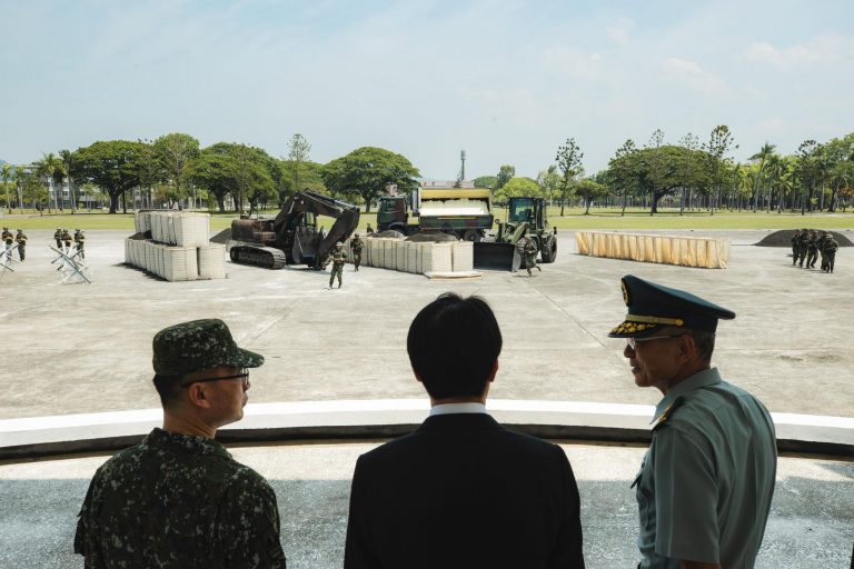 文章指賴清德身為台灣地區領導人,不思發展經濟、改善民生,卻熱衷於炒作大陸「軍事威脅」、叫囂「全民防衛」。(賴清德Facebook)