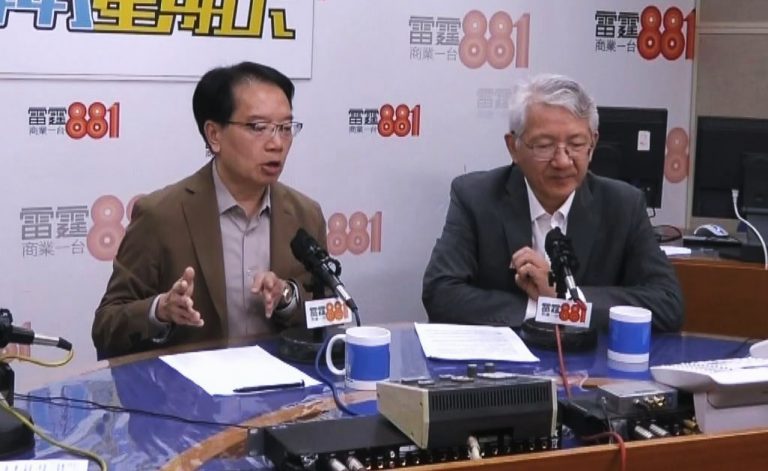 卞兆祥(右)表示,中醫醫院,針對不孕,院方可透過針灸提高婦女受孕力,同時會配合X光和超聲波等的西醫檢查方法。