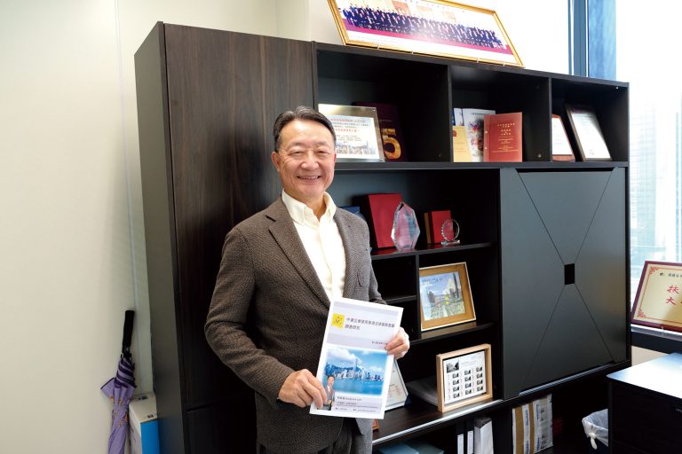 林新強建議修訂《律師執業規剛》,放寬律所合併的規則,以「法團模式」運作。