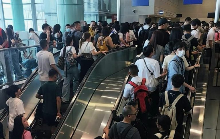 港鐵昨日多次暫停落馬洲站個別扶手電梯運作,以控制客流速度等。(小紅書網頁圖片)