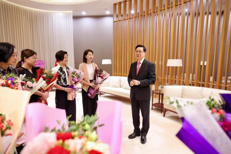 李家超日前向特首辦的媽媽同事們,送上花園組準備的康乃馨花束。