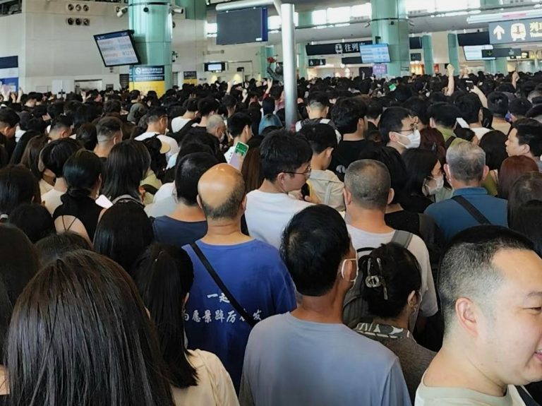 由於內地旅客逼爆落馬洲站,港鐵周五晚按實際情況,實施客流管理措施,包括分流排隊出入閘,以及間歇性採取乘客不用拍卡出閘安排以疏導人流。(小紅書網頁圖片)