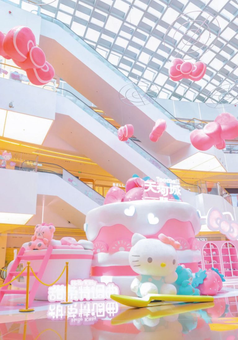 令人目不暇給的Hello Kitty「甜茶特調曲」展,場內場外都有不少Hello Kitty巨型裝置。