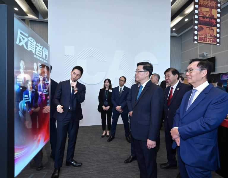 行政長官李家超參觀展覽廳。