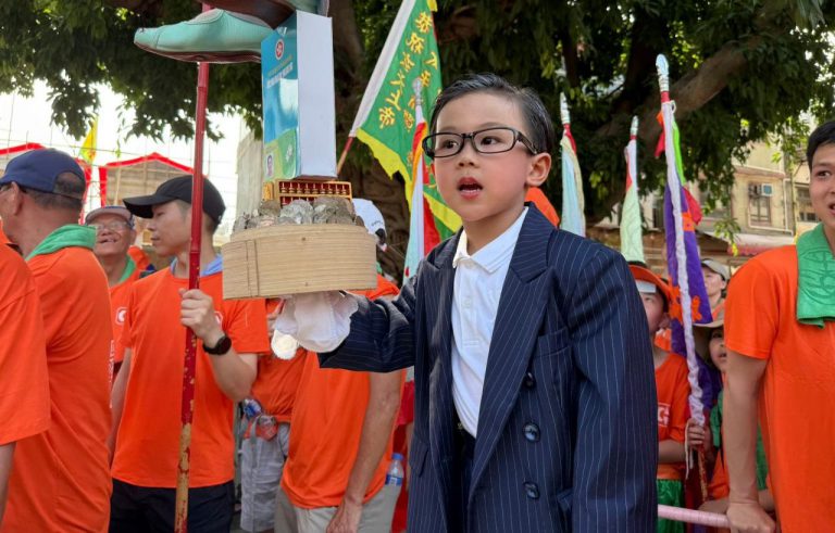 有小童扮演財政司司長陳茂波。