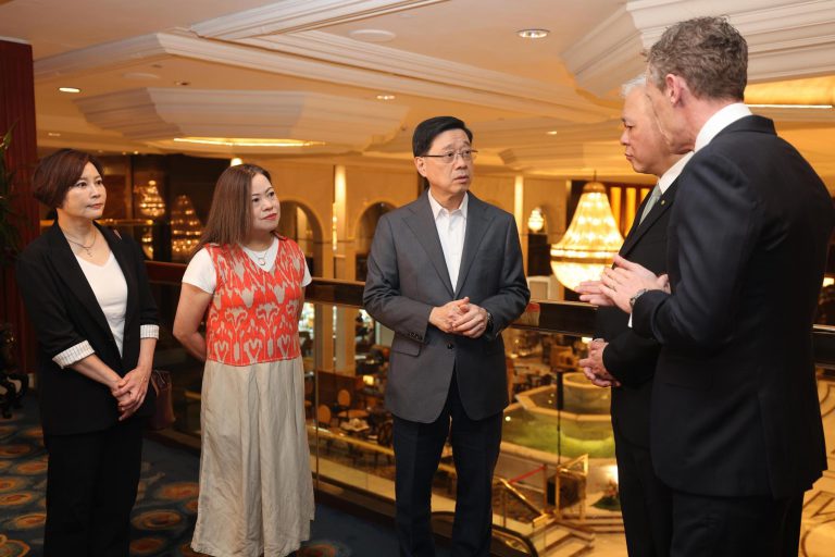 李家超出訪中東前到訪尖沙咀一間酒店,視察清真旅遊配套設施。(李家超FB圖片)