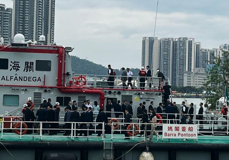 夏寶龍主任登上澳門海關首次引入的救援船巡視澳門海域。