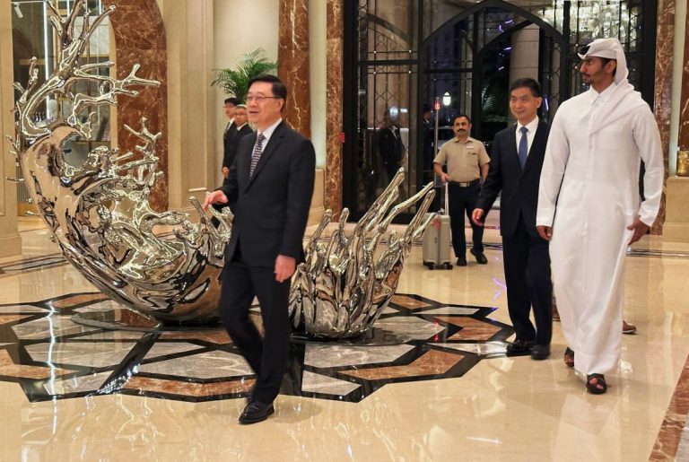 李家超率領的商貿代表團,入住多哈的酒店後,立即召開簡短會議,準備星期日的工作行程。