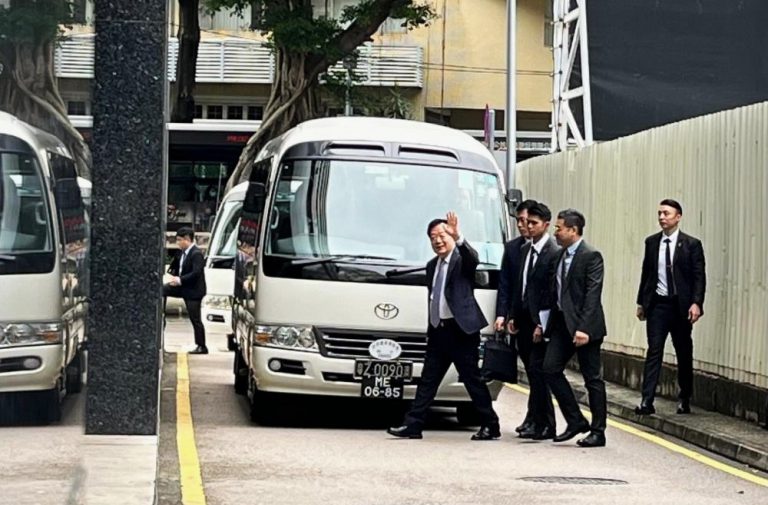 夏寶龍主任早上到酒樓,與11名澳區全國人大和代表政協委員飲早茶。