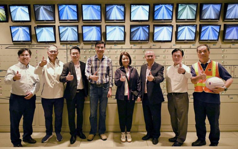 運輸署署長李頌恩凌晨視察大欖隧道行政大樓,聽取營辦商管理層匯報隧道全線封閉期間進行的轉換工程。