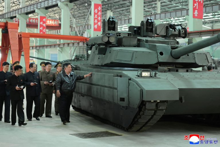 金正恩視察北韓一間重要坦克製造廠,強調要透過最新型坦克和裝甲車實現陸軍現代化升級。