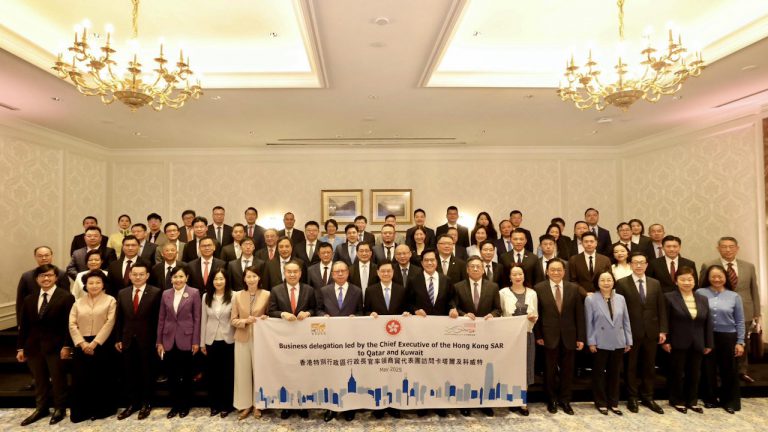 李家超早前率領港商及內地企業出訪中東卡塔爾和科威特。陳祖恒表示,今次優秀企業「出海」,以國家角度思考如何與外國合作,亦可幫助內地初創公司「國際化轉身」,擴大內企和港商在中東的市場。(新聞處圖片)。