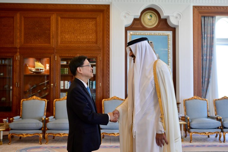 李家超(左)與卡塔爾埃米爾(國家元首)Tamim bin Hamad Al Thani(右)會面。(政府新聞處)