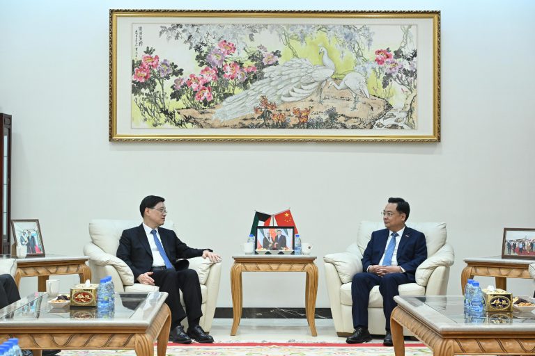 李家超(左)在交流餐敍前與張建衛(右)會面。(政府新聞處)
