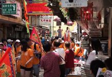 長洲太平清醮飄色巡遊晚上搶包山　大批市民遊客到場圍觀