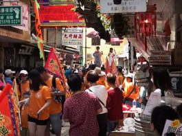 長洲太平清醮飄色巡遊晚上搶包山　大批市民遊客到場圍觀