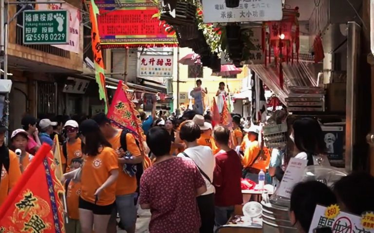 長洲舉行太平清醮飄色巡遊,吸引大批市民和來港度五一長假的內地和海外遊客到現場觀賞。