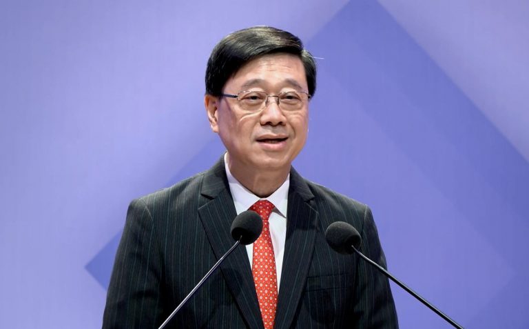 李家超表示,這星期率領香港和內地企業商貿代表訪問卡塔爾和科威特,展現香港和內地優勢互補,協同效益力量,發揮香港「引進來、走出去」的橋樑作用,成果豐碩。