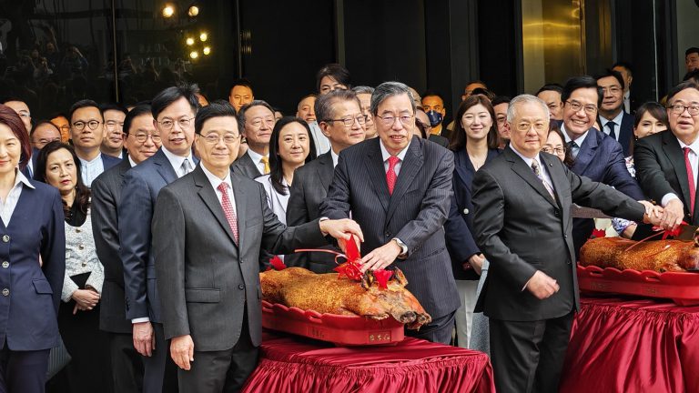 立法會大樓擴建竣工,議員及官員切燒豬慶賀。(燊亮攝)