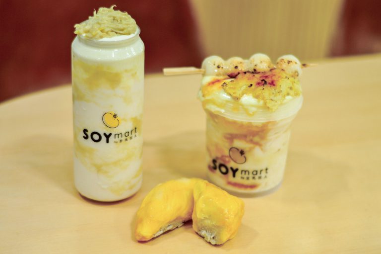 焦糖榴槤豆乳布甸 $待定 新鮮榴槤果肉混合奶蓋、豆花製成的布甸,表面撒上沖繩黑糖用火燒成焦糖脆脆,香甜美味。