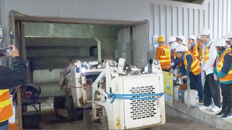 政府採用機械人進行清淤泥工作。