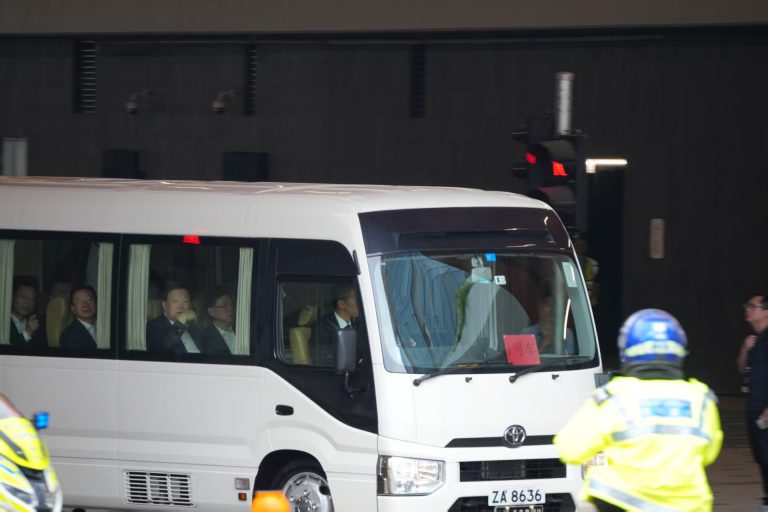 19日下午,夏寶龍到訪啟德體育園,同行的包括李家超、中聯辦主任周霽等。(燊亮攝)